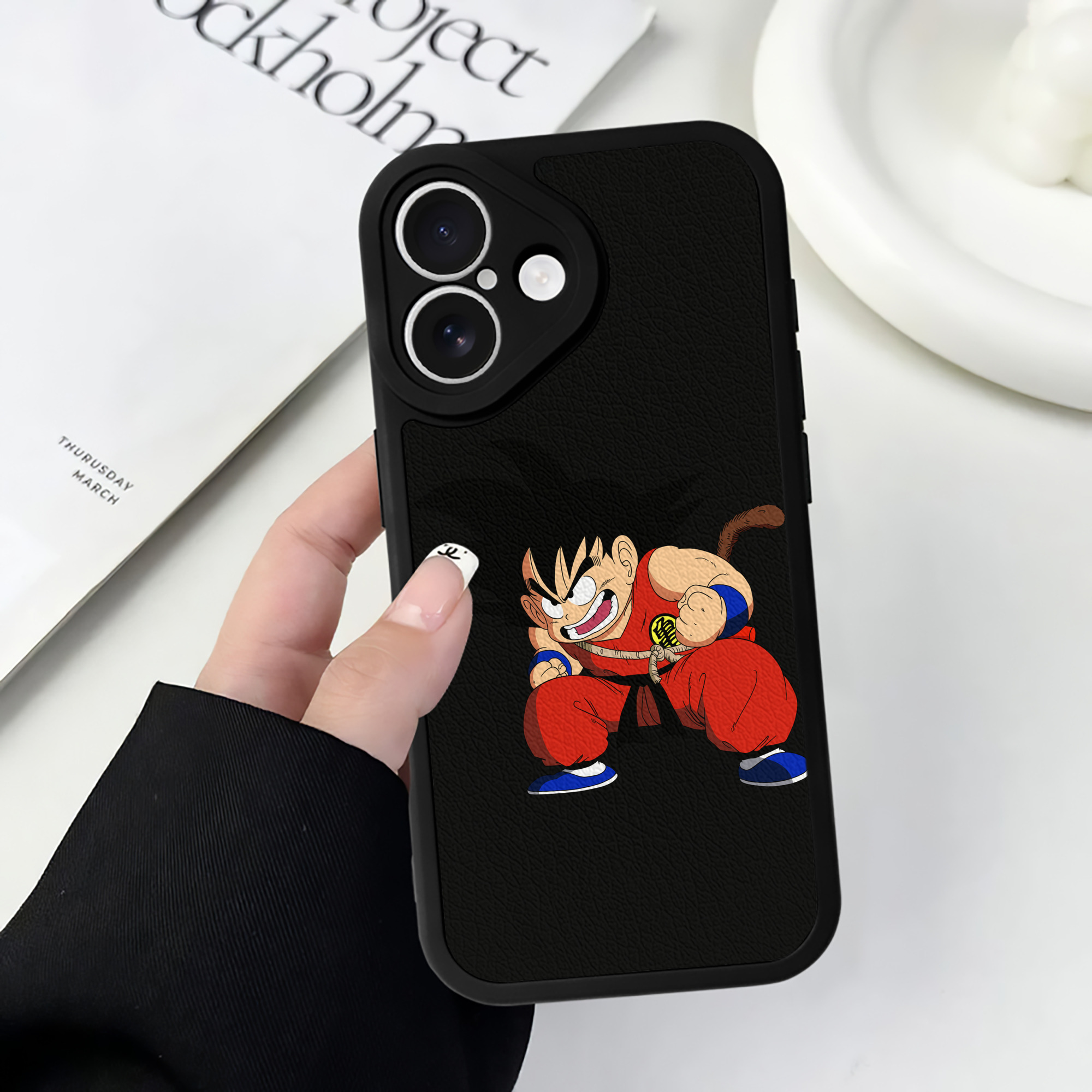 （画像用） ドラゴンボール 孫悟空（そん ごくう）Son Goku カカロット DRAGON BALL Kakarotto 【iPhone 16シリーズ対応】シリコンスマホケース（レザー調） 材質：シリコン